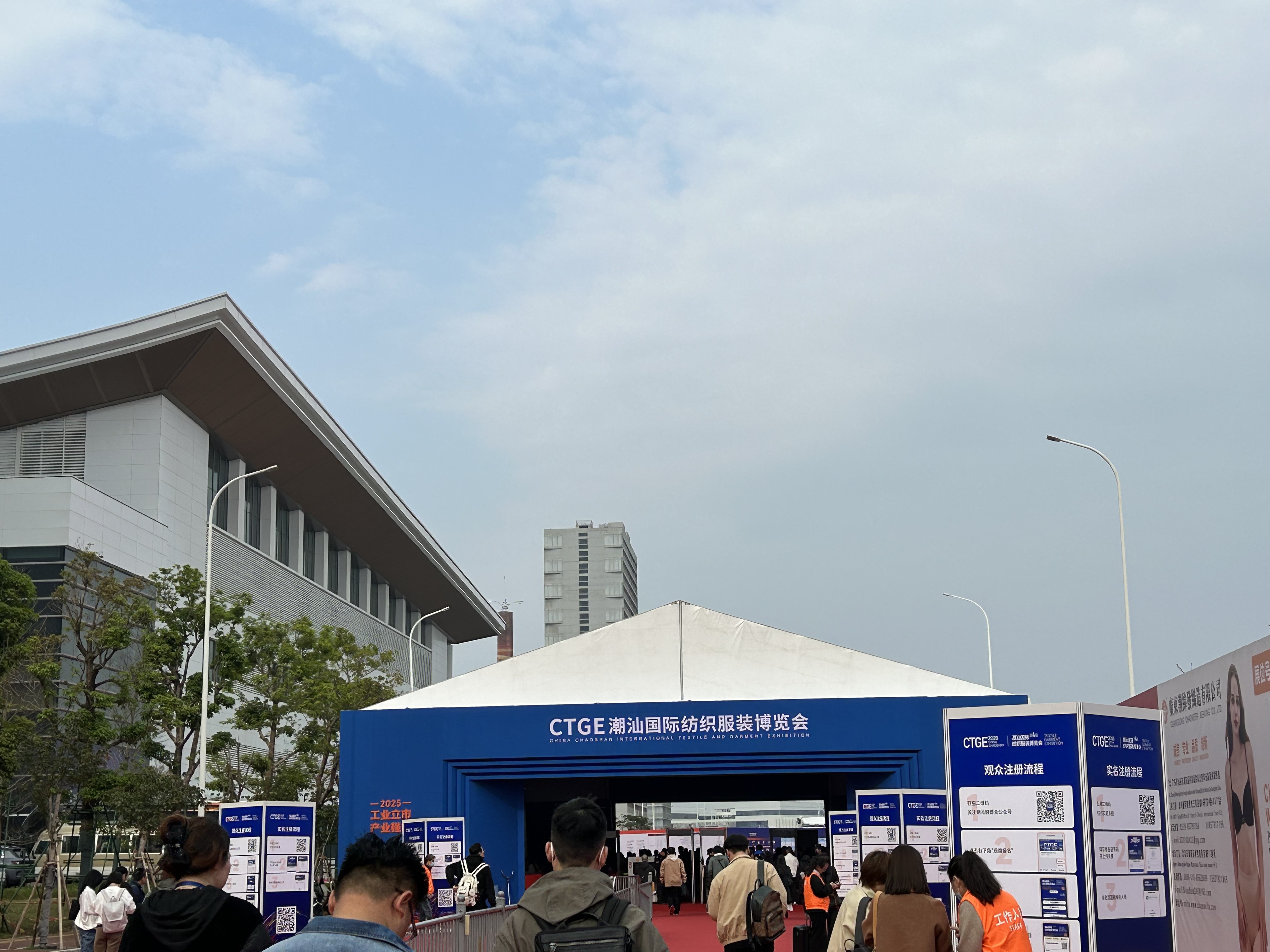 Últimos blogs da empresa sobre Qingdao X-C Packaging Printing Co., Ltd. brilha na Exposição de Moda de Shantou com a popular embalagem composta de papel Solut